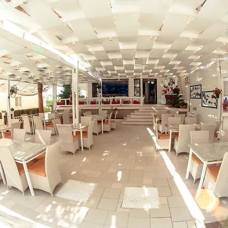 Hotel Kompleksi Muja 4*
